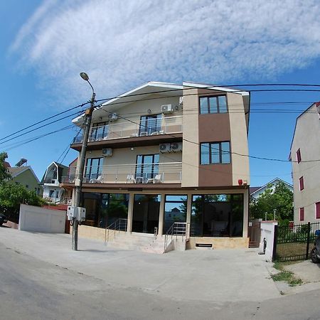 Razvan Holiday Костинешти Экстерьер фото