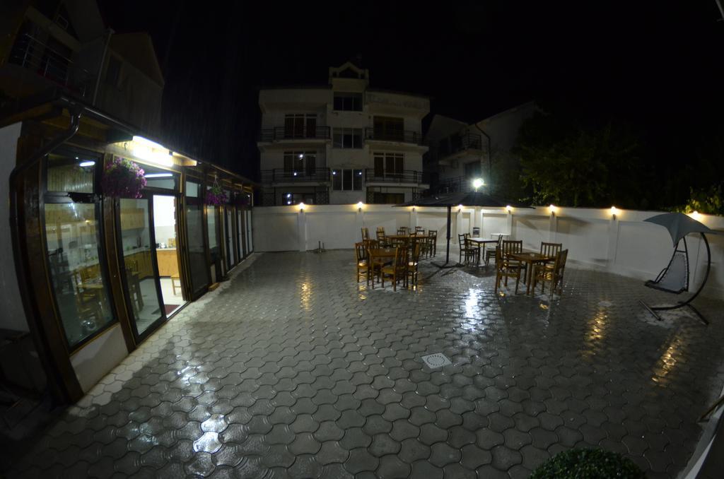 Razvan Holiday Костинешти Экстерьер фото